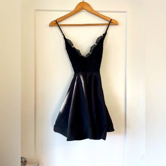 Dresses & Skirts - LAST CHANCE Super cute open-backed little black dress | Size M | EUC